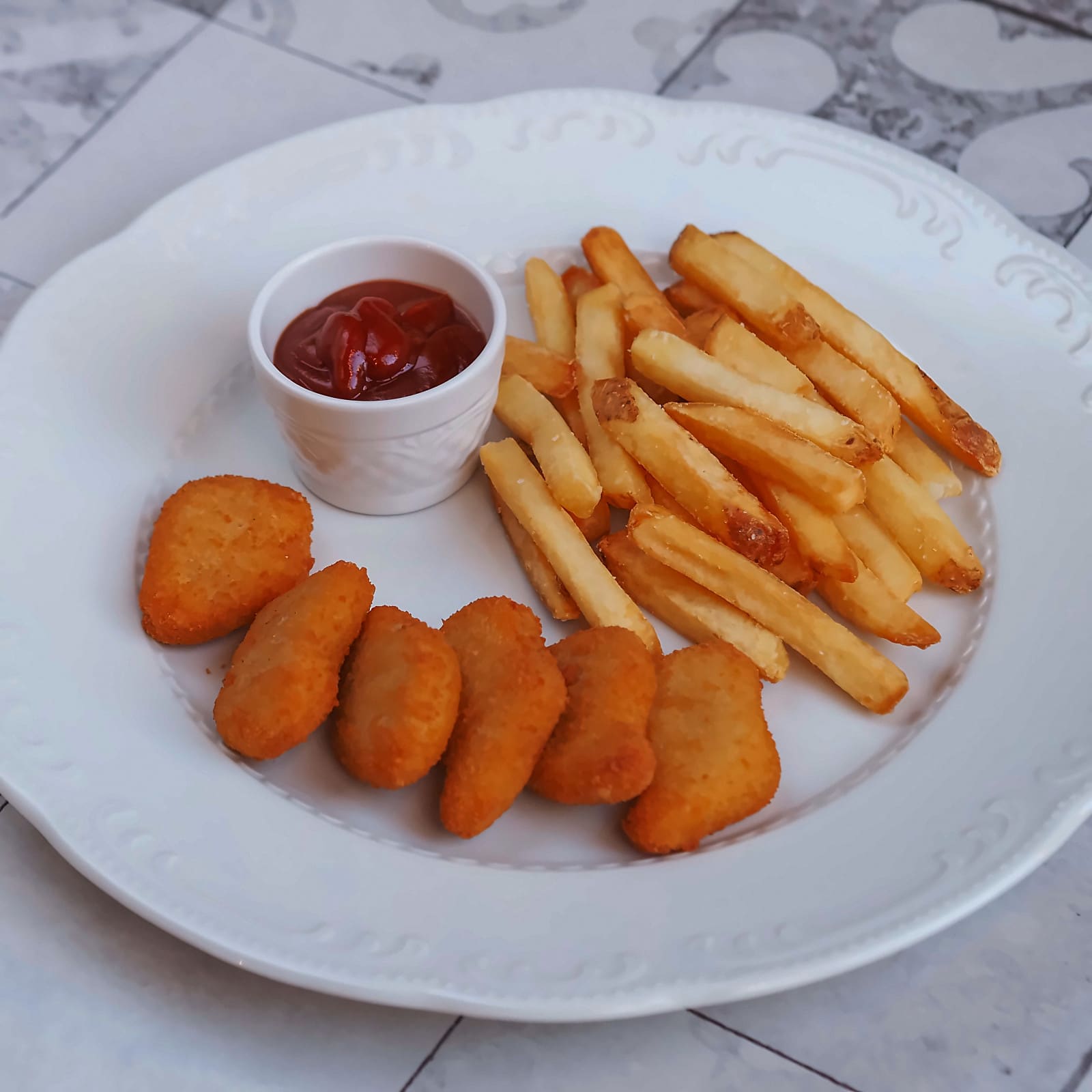 KIDS NUGGETS W/FRIES